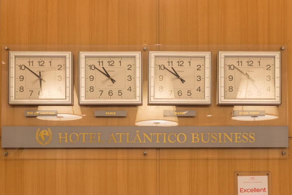 ריו דה ז'ניירו Hotel Atlantico Business Centro מראה חיצוני תמונה The photo displays a wooden wall featuring three wall clocks. Each clock shows a different time, indicating that they are set to various time zones. Below the clocks, there is a sign that reads "HOTEL ATLÂNTICO BUSINESS." There are also two lamp fixt