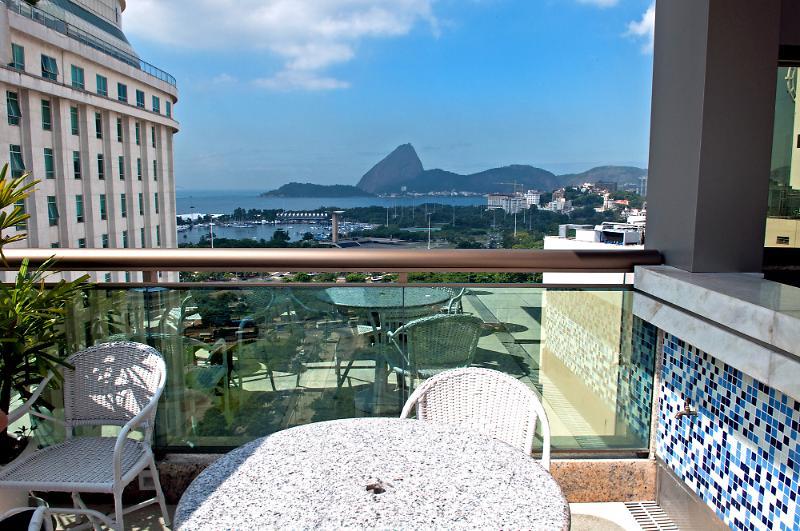 ריו דה ז'ניירו Hotel Atlantico Business Centro מראה חיצוני תמונה A balcony of a hotel in Rio de Janeiro, Brazil.