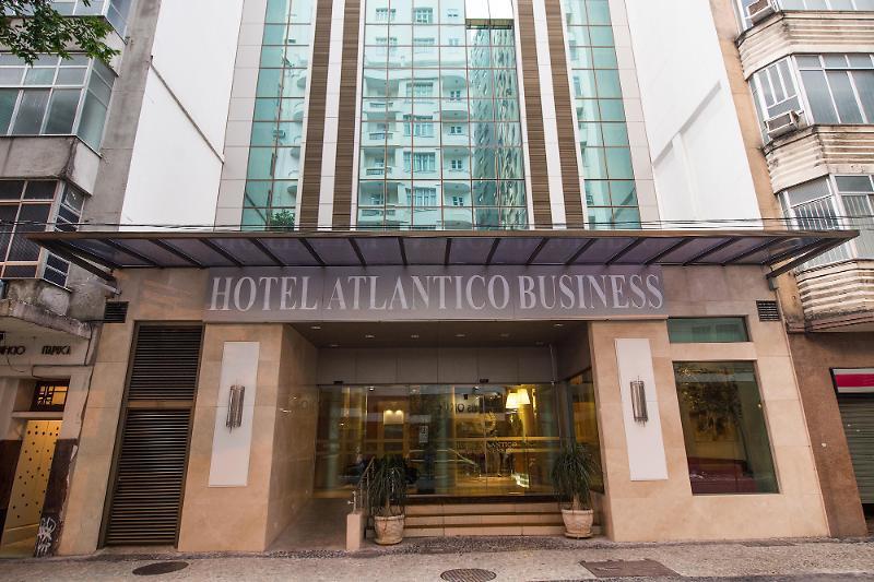 ריו דה ז'ניירו Hotel Atlantico Business Centro מראה חיצוני תמונה The photo shows the exterior of a hotel building with the name "Hotel Atlantico Business" prominently displayed above the entrance. The building features a modern architectural style, with a glass facade and a combination of stone and glass elements.
